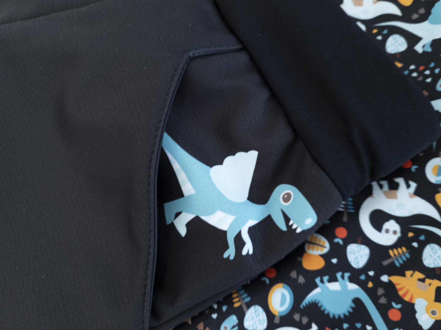 softshellove-kalhoty-detske-dinosauri-cerno-hneda (2)